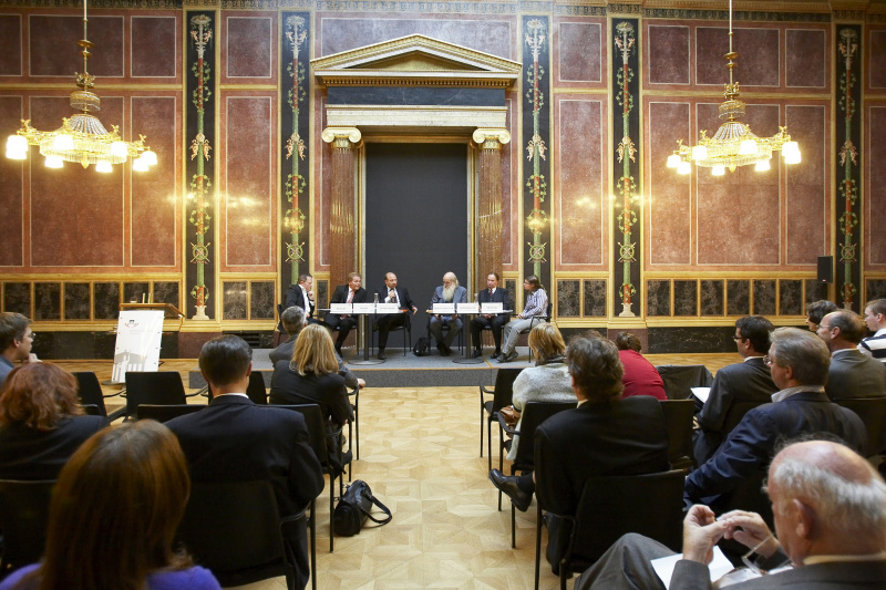 Am Podium v.links, Mag. Gerald Reischl,  Nationalratsabgeordneter Mag. Johann Maier, Dr. Robert Stoppacher, Prof. Dr. Rudolf Bretschneider, Dr. Harald Woegerbauer, Ingrid Brodnig.