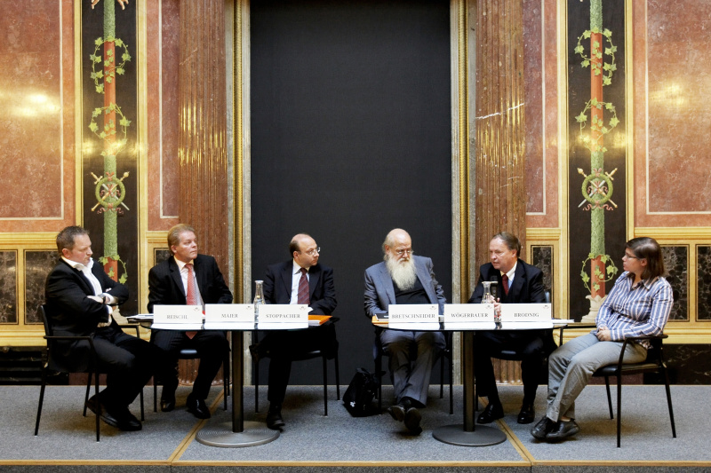 Am Podium v.links, Mag. Gerald Reischl,  Nationalratsabgeordneter Mag. Johann Maier, Dr. Robert Stoppacher, Prof. Dr. Rudolf Bretschneider, Dr. Harald Woegerbauer, Ingrid Brodnig.