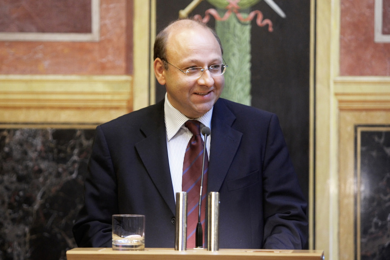 Dr. Robert Stoppacher am Rednerpult.