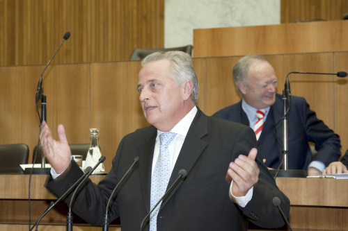 Rudolf Hundstorfer - Bundesminister für Soziales und Konsumentenschutz der Republik Oesterreich.Im Hintergrund  Dr. Andreas Khol - Praesident des OESB
