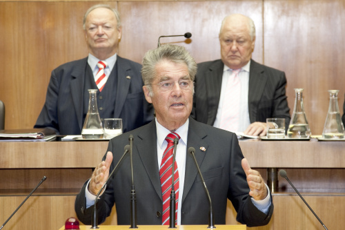 Dr. Heinz Fischer -  Bundespraesident am Rednerpult. Im Hintergrund v.li. Dr. Andreas Khol - Praesident des OESB und Karl Blecha - Praesident des PVOE.