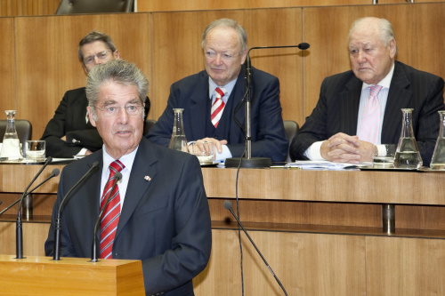 Dr. Heinz Fischer -  Bundespraesident am Rednerpult.  Im Hintergrund v.li. Edwin Tiefenbacher, Dr. Andreas Khol - Praesident des OESB  und  Karl Blecha - Praesident des PVOE.