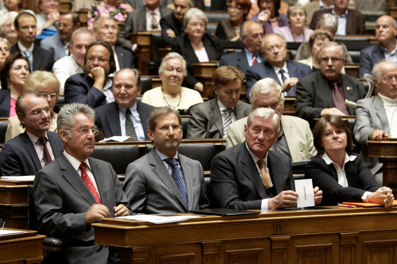 erste Reihe v.links: Bundespräsident Dr.Heinz Fischer, Wissenschaftsminister Dr.Johannes Hahn, Dr. Hannes Androsch, Mag. Andrea Kuntzl