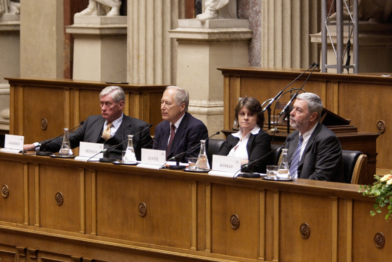 Podium v.links: Dr. Hannes Androsch, Dr.Wolf Fruehauf, Mag. Andrea Kuntzl, Dr. Helmut Konrad.