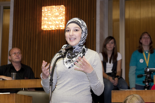 Eine muslimische Schülerin mit Kopftuch am Wort.