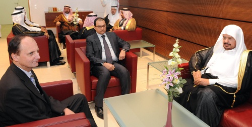 Saudische Delegation im Empfangsraum des Flughafengebäudes. 1 v.li Erwin Preiner - Bundesratspräsident,Prinz Mansour Bin Khalid AlFarhan Al-Saud - Botschafter (mitte) und  Dr. Abdullah Al Al-Sheik - Vorsitzender der saudischen Majlis Al Shura (re.). Im Hintergrund die saudischen Delegationsmitglieder.
