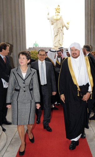 v.li Mag.a Barbara Prammer geleitet Dr. Abdullah Al Al-Sheik - Vorsitzender der saudischen Majlis Al Shura ins Parlamentsgebäude