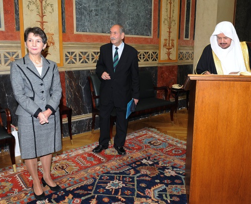 v.li Mag.a Barbara Prammer - Nationalratspräsidentin; Dolmetscher und  Dr. Abdullah Al Al-Sheik - Vorsitzender der saudischen Majlis Al Shura beim Gästebucheintrag