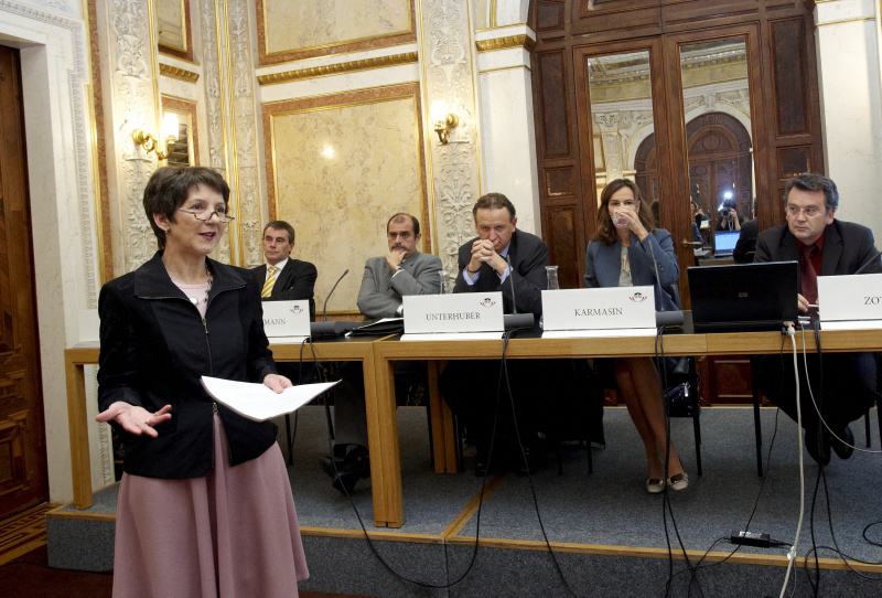 Mag.a Barbara Prammer -  Präsidentin des Nationalrates, eröffnet die Podiumsdiskussion