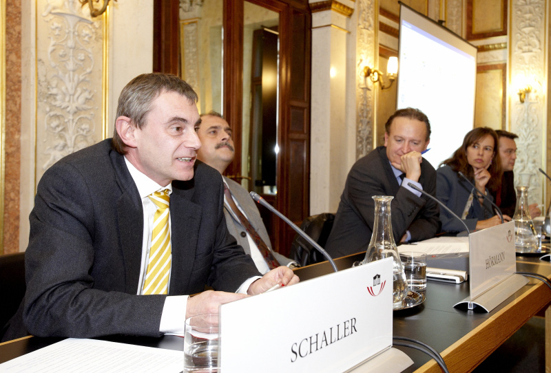 (v.l.n.r.) Dr. Heinrich Schaller - Vorstand der Wiener Börse, Univ.-Prof. Dr. Franz Hörmann, Institut für Revisions- Treuhand- und Rechnungswesen, WU Wien, Dr. Wolfgang Unterhuber - Chefredakteur WirtschaftsBlatt, Dr.in Sophie Karmasin - Karmasin Motivforschung, Mag. Thomas Zotter - Abteilung Wirtschaftswissenschaften, AK Wien