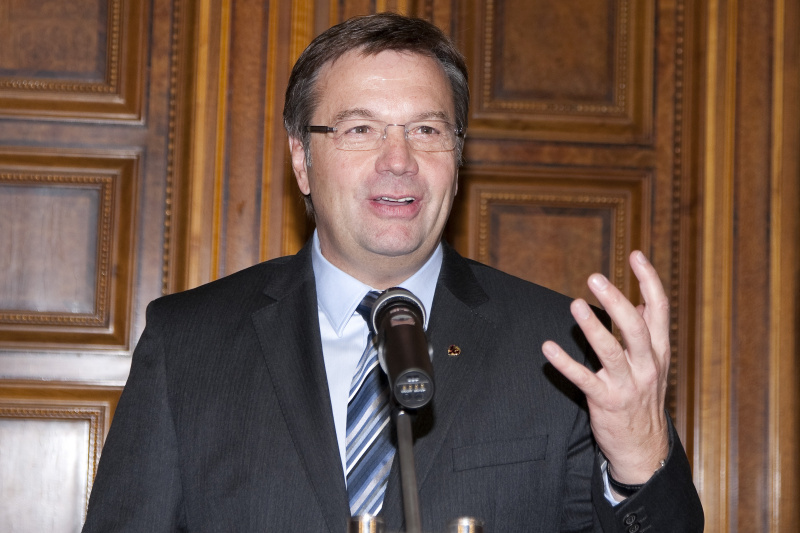 Günther Platter - Landeshauptmann von Tirol am Rednerpult.