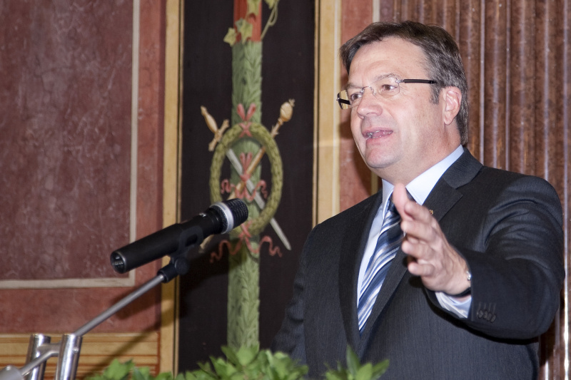 Günther Platter - Landeshauptmann von Tirol am Rednerpult.