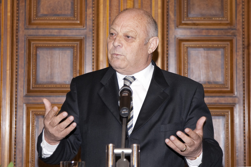 Dr. Luis Durnwalder - Landeshauptmann von Südtirol am Rednerpult.