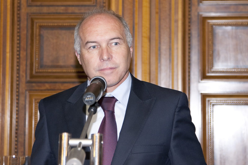 Franco Panizza - Landesrat für Kultur und grenzüberschreitende Zusammenarbeit autonomen Provinz Trient am Rednerpult.