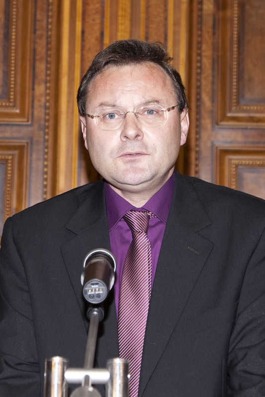 Univ.-Prof. Dr. Michael Gehler - Stiftung Universität Hildesheim am Rednerpult.