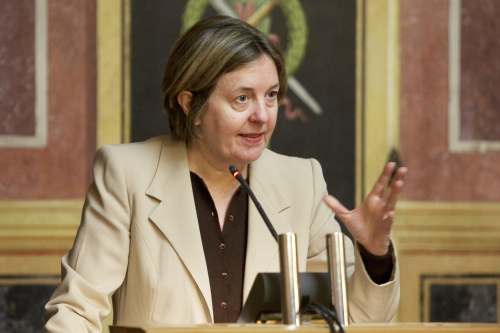 Prof.Dr. Sonja Puntscher-Riekmann am Rednerpult.