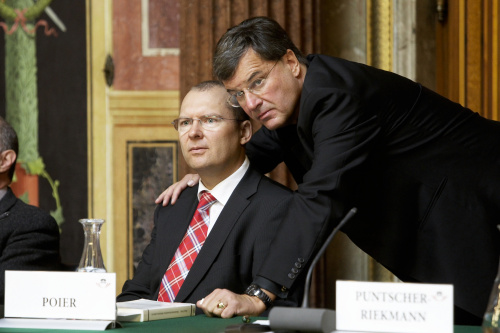 Prof.Dr.Klaus Poier (links) mit Prof.Herwig Hösele am Podium.