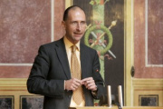 Prof.Dr. Peter Filzmaier am Rednerpult.