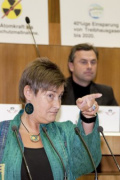 Petra Bayr - SPOE am Rednerpult zeigt mit dem Zeigefinger Rcihtung SchülerInnen.