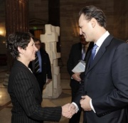 v.li. Mag.a Barbara Prammer - Nationalratspräsidentin begrüßt Dimitris Droutsas - stellvertretender Außenminister von Griechenland