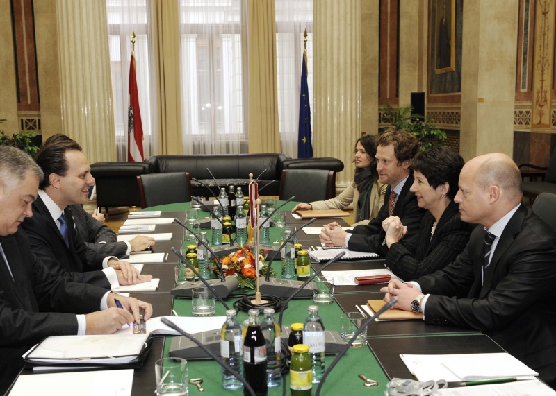 linke Bildhälfte: griechische Delegation mit Dimitris Droutsas - stellvertretender Außenminister von Griechenland (2.v.li.); rechte Bildhälfte: v.li. Mag.a Sophie Landertshammer - Parlamentsdirektion; Mag. Helfried Carl; Mag.a Barbara Prammer - Nationalratspräsidentin; Lukas Mussi - Parlamentsdirektion