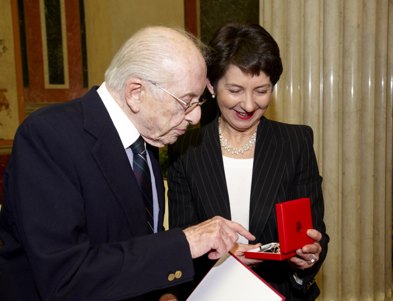 Eric Pleskow (li) - Präsident des Wiener Filmfestivals Viennale erhält von Mag.a Barbara Prammer (re) - Präsidentin des Nationalrates das Grosse Ehrenzeichen um Verdienste um die Republik Oesterreich überreicht