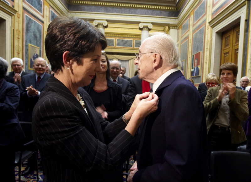 v.li. Mag.a Barbara Prammer - Präsidentin des Nationalrates überreicht Eric Pleskow - Praesident des Wiener Filmfestivals Viennale das Grosse Ehrenzeichen um Verdienste um die Republik Oesterreich