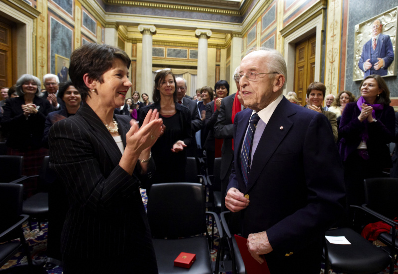 v.li. Mag.a Barbara Prammer - Präsidentin des Nationalrates überreicht Eric Pleskow - Praesident des Wiener Filmfestivals Viennale das Grosse Ehrenzeichen um Verdienste um die Republik Oesterreich