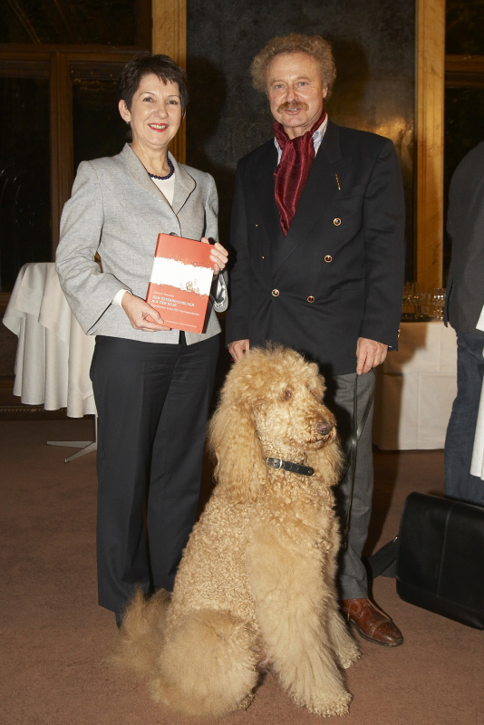 v.li. Nationalratspraesidentin Mag. Barbara Prammer mit Autor Dr.Charles R. Ritterband