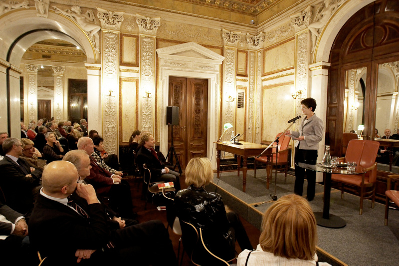 Nationalratspraesidentin Mag. Barbara Prammer am Mikrofon.