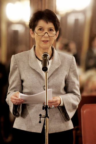 Nationalratspraesidentin Mag. Barbara Prammer am Mikrofon.