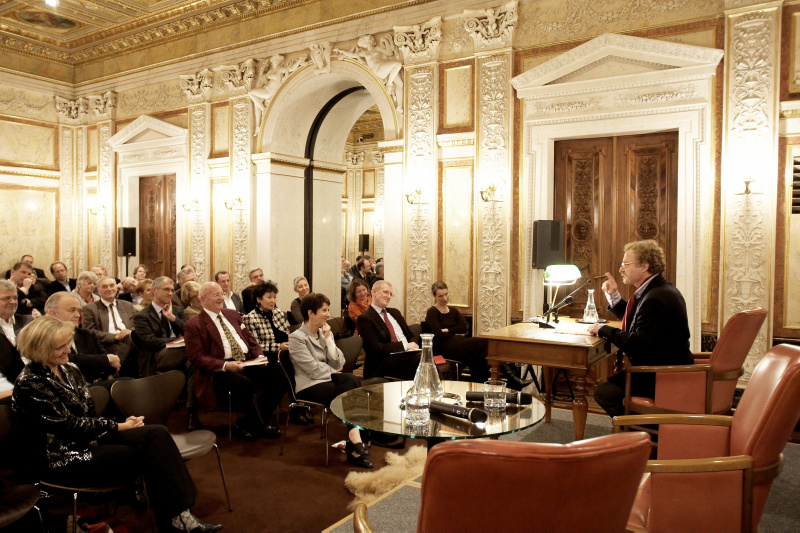 Autor Dr.Charles R. Ritterband (re) waehrend der Lesung, Nationalratspraesidentin Mag. Barbara Prammer und Johannes Huber in der ersten Reihe vor ihm.
