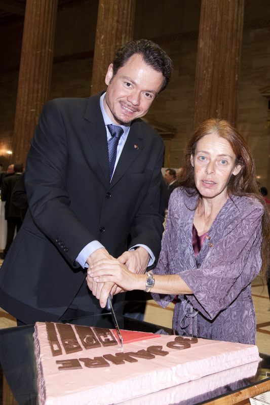 v.li. Christian Hoegl - Obmann der HOSI und  Helga Pankratz schneiden die Torte an.