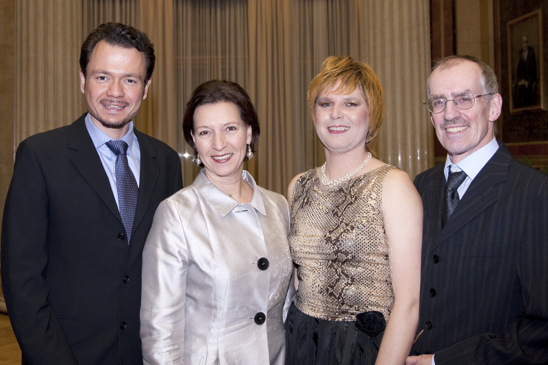 v.li. Christian Hoegl - Obmann der HOSI Wien; Gabriele Heinisch-Hosek, Bundesministerin fuer Frauen und oeffentlichen Dienst; Einfach-Nur Sabine - Praesidentin der Autonomen Trutschn; Dr. Dieter Schmutzer - HOSI-Wien-Obmann a. D.
