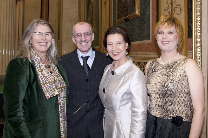 v.li. Mag. Terezija Stoisits - Volksanwältin; Dr. Dieter Schmutzer - HOSI-Wien-Obmann a. D.; Gabriele Heinisch-Hosek - Bundesministerin fuer Frauen und oeffentlichen Dienst; Einfach-Nur Sabine - Praesidentin der Autonomen Trutschn
