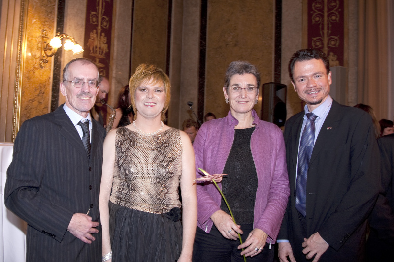 v.li. Dr. Dieter Schmutzer - HOSI-Wien-Obmann a. D.; Einfach-Nur Sabine - Praesidentin der Autonomen Trutschn; Mag. Ulrike Lunacek - Abgeordnete zum Europaeischen Parlament; Christian Hoegl - Obmann der HOSI
