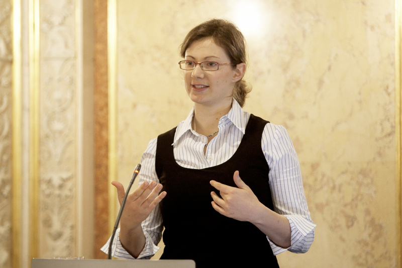 Mag. Anika Wagner am Rednerpult.