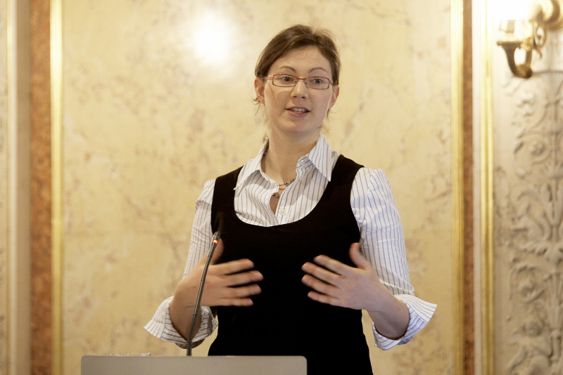 Mag. Anika Wagner am Rednerpult.