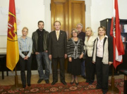 Bundesratspraesident Erwin Preiner (3,v.li) mit den Künstlern.