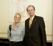 Bundesratspraesident Erwin Preiner mit einer Künstlerin.