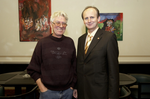 Bundesratspraesident Erwin Preiner (rechts) mit einem Kuenstler.