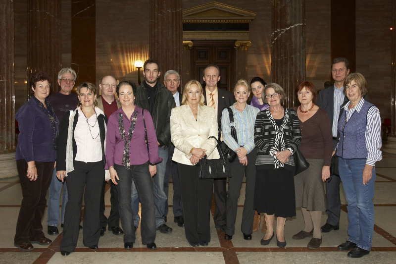 Bundesratspraesident Erwin Preiner (9.v.li.) mit den Kuenstlern und seinen Gaesten in der Saeulenhalle.