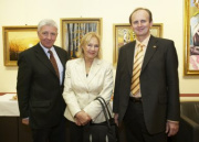 Bundesratspraesident Erwin Preiner (1.v.rechts) mit den Künstlern.