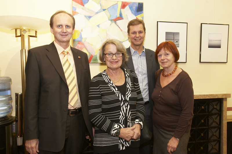 Bundesratspraesident Erwin Preiner (1.v. links) mit den Künstlern.