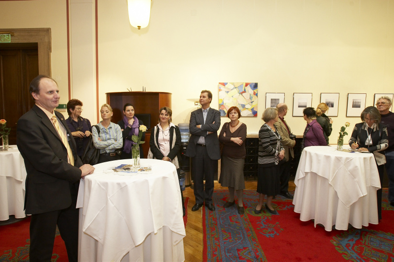 Bundesratspraesident Erwin Preiner (1.v. links) bei seiner Begrüßungsansprache  mit den Kuenstlern und Gästen.