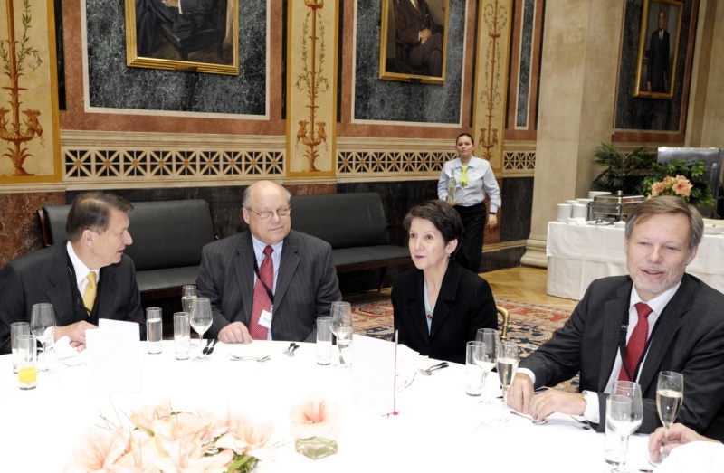 v.li. Dr. Peter Kostelka - Volksanwalt, Mr. William Paul Angrick II- International Ombudsman Institute,  Mag.a Barbara Prammer - Nationalratspräsidentin und ein Veranstaltungsteilnehmer