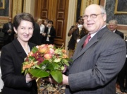 Mr. William Paul Angrick II- International Ombudsman Institute  (re) überreicht  Mag.a Barbara Prammer - Nationalratspräsidentin, einen Blumenstrauß