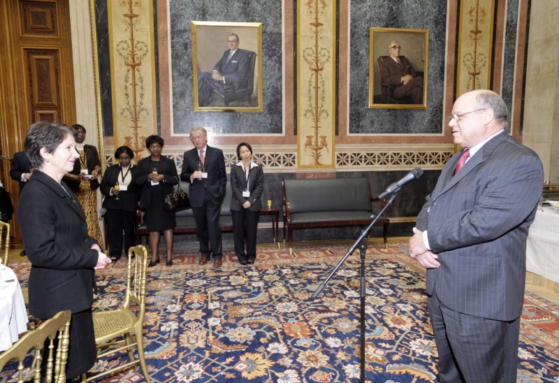 Mr. William Paul Angrick II am Mikrofon