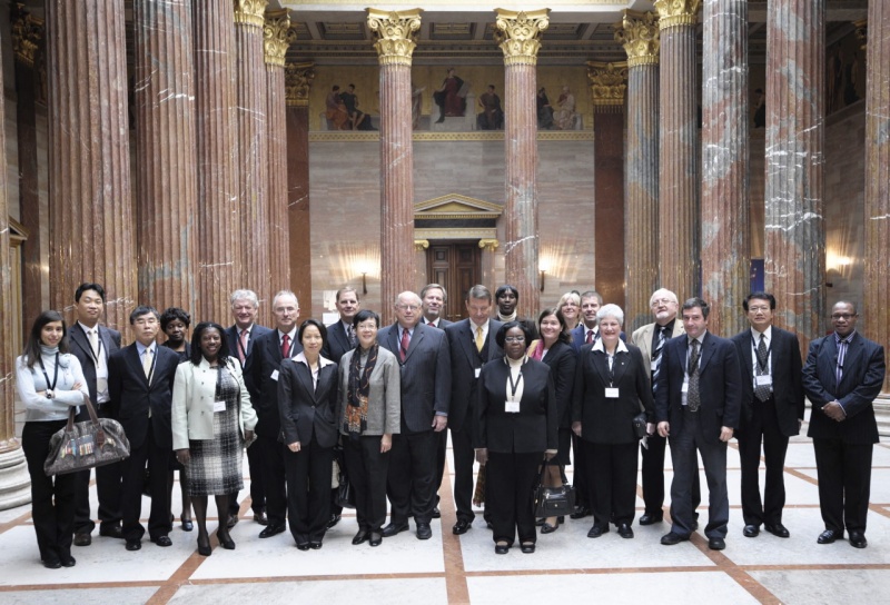 Blick Richtung Veranstaltungsteilnehmer. Mr. William Paul Angrick II- International Ombudsman Institute (11.v.li.) Dr. Peter Kostelka - Volksanwalt (13.v.li.)