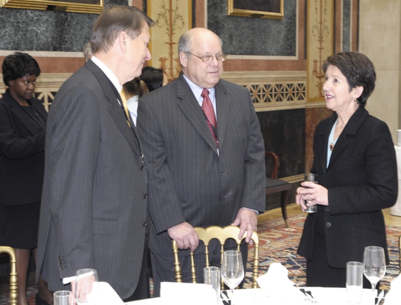 v.li.Dr.  Peter Kostelka - Volksanwalt, Mr. William Paul Angrick II - International Ombudsman Institute, Mag.a Barbara Prammer - Nationalratspräsidentin im Gespräach.